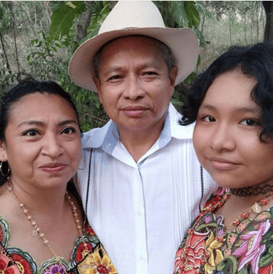 Los fundadores de Casa Rural Maxcanú